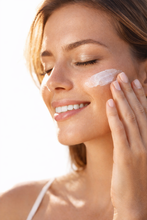 Carica l'immagine nel visualizzatore di Gallery, CREMA SOLARE VISO SPF30
